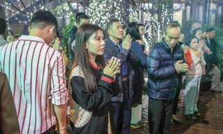 Người dân Thủ đô tấp nập đến chùa ngay sau khoảnh khắc giao thừa