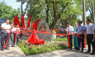 Gắn biển công trình tiểu học, vườn hoa hiện đại bậc nhất Thủ đô