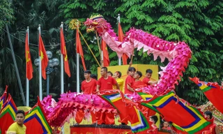 Chiêm ngưỡng 'rồng bay' trên phố đi bộ hồ Hoàn Kiếm
