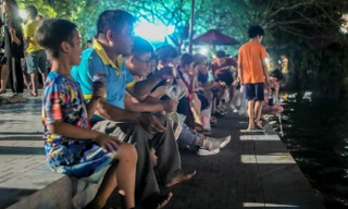 Người dân Thủ đô chen chúc, ngồi hóng mát chật kín bờ kè mới Hồ Gươm