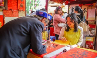 Mùng 3 Tết thầy, sĩ tử Hà thành chen chân xin chữ 'Đỗ Đạt'