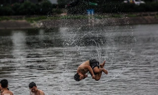 Nhào lộn nguy hiểm dưới hồ Linh Đàm ngó lơ lệnh cấm