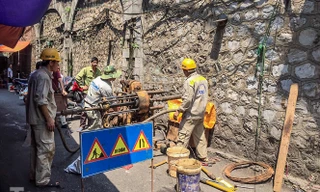 Bắt đầu đục thông tiếp 5 vòm cầu đá ‘trăm tuổi’ trên phố Phùng Hưng