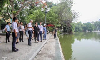 Đại sứ Pháp ‘mục sở thị’ công trình cải tạo, chỉnh trang hồ Hoàn Kiếm
