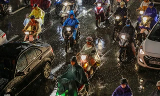 Người dân Thủ đô 'vật vã' về nhà trong cơn mưa tầm tã