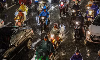 Người dân Thủ đô 'vật vã' về nhà trong cơn mưa tầm tã