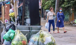 Gần Tết Dương lịch, nhiều tuyến phố Hà Nội lại ngập rác