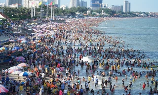 Biển Vũng Tàu đông nghịt người ngày cuối tuần