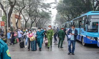 Hết hạn cách ly, hàng trăm người phấn khởi về nhà bằng xe buýt