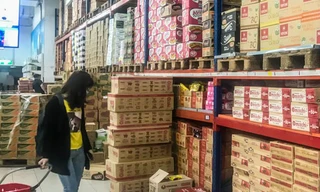 Hết cảnh chen lấn, người dân thoải mái mua đồ cho gia đình