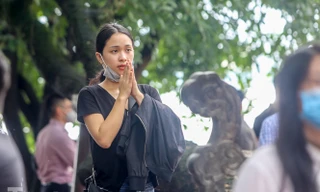 Phủ Tây Hồ vắng lặng ngày rằm, nhiều người vẫn thờ ơ với khẩu trang