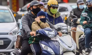 Người dân Hà Nội co ro trong gió lạnh đầu mùa