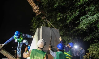 Xuyên đêm cải tạo bờ kè Hồ Gươm bằng khối bê tông cốt sợi đúc sẵn