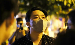 Trấn Thành khóc khi đợi bên ngoài trung tâm pháp y chờ nhận thi thể Chí Tài