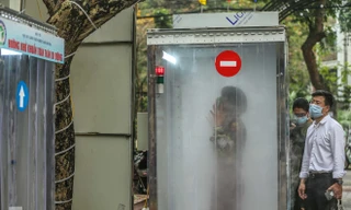 Buồng khử khuẩn toàn thân di động xuất hiện tại Hà Nội