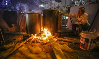 Người dân Thủ đô thâu đêm canh nồi bánh chưng ngoài vỉa hè