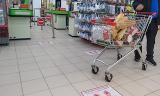 Siêu thị ở Hà Nội dán miếng dấu chân, giữ khoảng cách tối thiểu 2m 