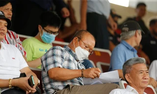 Thầy Park đeo khẩu trang, 'vi hành' sân Lạch Tray ngày V-League trở lại