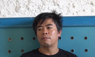 Giằng mã tấu không được liền lấy đao chém cán bộ công an