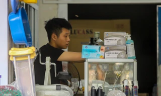 Phố thuốc lớn nhất Hà Nội thưa vắng trước 'lệnh' đeo khẩu trang nơi công cộng