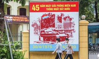 Nới lỏng 'cách ly', Hà Nội tưng bừng cờ hoa chuẩn bị đón ngày lễ lớn