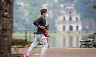 'Thời' virus corona, dân Hà thành đeo khẩu trang tập thể dục