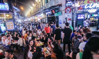 'Phố không ngủ' nhộn nhịp trở lại sau 'kỳ nghỉ COVID-19'