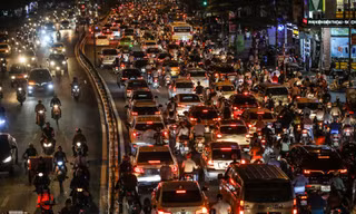 Đường phố Hà Nội đông nghẹt sau mưa tầm tã nhiều giờ