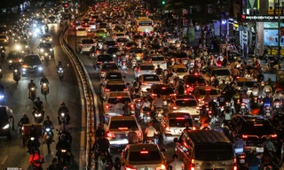 Đường phố Hà Nội đông nghẹt sau mưa tầm tã nhiều giờ