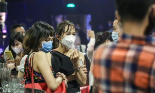 Nghìn người chen chân vào vũ trường ở 'phố Tây' Tạ Hiện