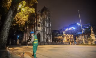 Phố phường Hà Nội 'ngủ đông' giữa dịch COVID-19