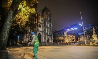 Phố phường Hà Nội 'ngủ đông' giữa dịch COVID-19