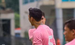Trở lại Hà Nội, Văn Hậu lộ hình xăm ‘cối xay gió’