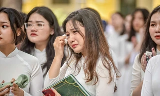 Nữ sinh Chu Văn An khóc nức nở trong lễ bế giảng cuối cùng 