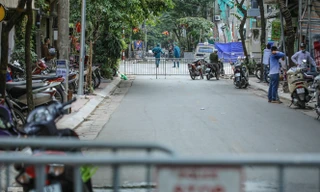 Rào chắn tứ phía cả khu phố Hà Nội vì phát hiện bom chưa nổ