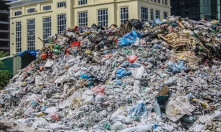 Rác ùn ứ, chất cao như ‘núi' ở trung tâm Thủ đô