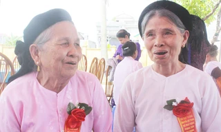 Hai cô gái của đội Võ Thị Sáu năm xưa ngồi ôn lại thời trống giong cờ mở