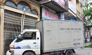 Hoảng hồn vì ô tô tải lao vào nhà