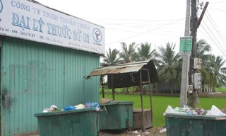 Tập trung rác sát đại lý bán thuốc chữa bệnh