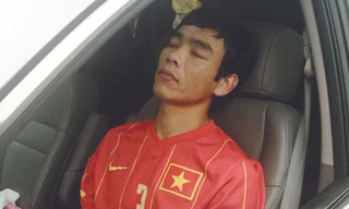 Cách chức HLV phó, tước băng đội trưởng của Huy Hoàng