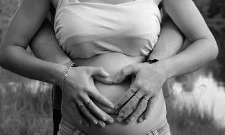 Sinh con thứ ba, cặp vợ chồng bị thu 1 tỷ đồng gây tranh cãi gay gắt trên mạng xã hội