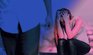 Chồng chuyển cho “tình cũ” 20 tỷ đồng, vợ có thể kiện ra tòa được không?