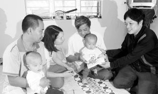 Bạn đọc báo Tiền Phong đến thăm và tặng quà cặp song sinh Kiên, Cường