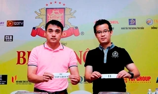 Cựu tuyển thủ Đức Thắng (trái) tham dự lễ bốc thăm giải bóng đá phong trào Ngoại hạng Hà Nội 2013.