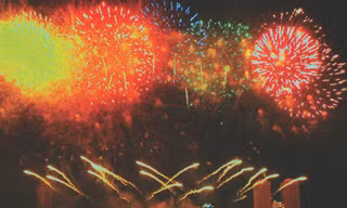 Đà Nẵng vào dịp tổ chức cuộc thi bắn pháo hoa quốc tế luôn thu hút đông du khách	Ảnh: Nguyễn Huy