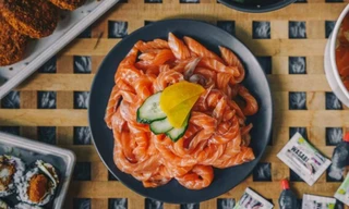 Món ngon dành cho “fan cuồng” sashimi: Thưởng thức cá hồi như cách ăn một bát mì sợi!