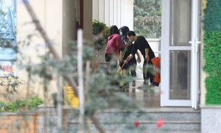 Xúc động trước câu chuyện đẹp bên trong khu vực cách ly đặc biệt nhất Hà Nội