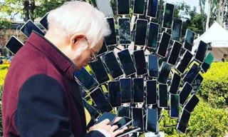 Góc “đam mê không ngại tuổi”: Ông lão săn Pokémon Go với 64 chiếc điện thoại trên xe đạp