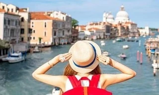 Du lịch mùa cao điểm, cần chuẩn bị gì trước “biển người” ở sân bay và các điểm vui chơi?