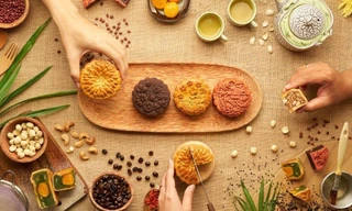 Bánh Trung Thu có lượng calo bằng 5 chiếc đùi gà, nên ăn thế nào để “bảo vệ” cân nặng?